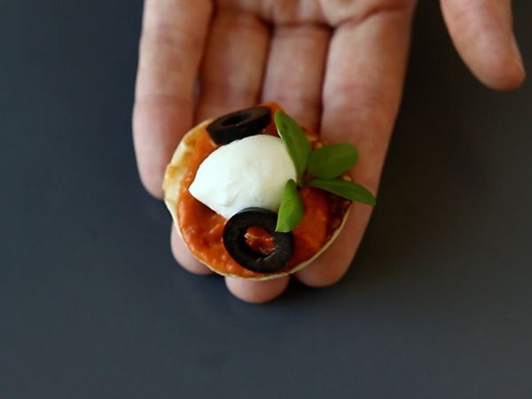 Blini-tarjotin täytteineen, täydellinen monipuolinen aperitiivi juhlakaudelle. - Valmistelu askel 3