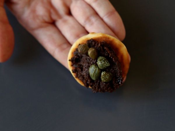 Blini-tarjotin täytteineen, täydellinen monipuolinen aperitiivi juhlakaudelle. - Valmistelu askel 4