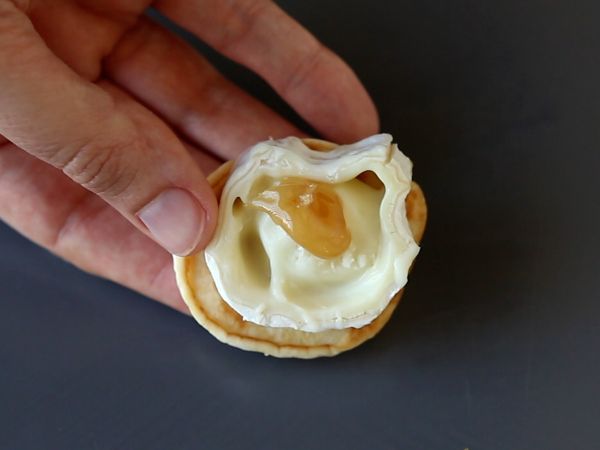 Blini-tarjotin täytteineen, täydellinen monipuolinen aperitiivi juhlakaudelle. - Valmistelu askel 5