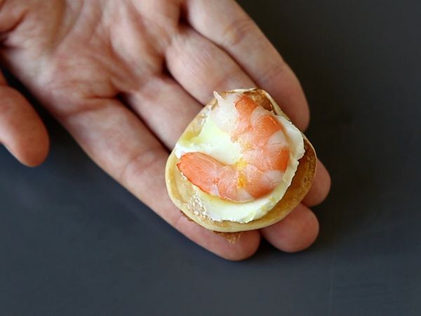 Blini-tarjotin täytteineen, täydellinen monipuolinen aperitiivi juhlakaudelle. - Valmistelu askel 6