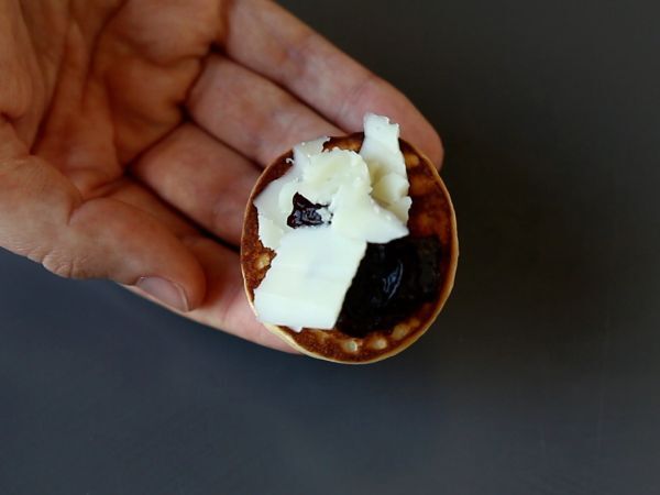 Blini-tarjotin täytteineen, täydellinen monipuolinen aperitiivi juhlakaudelle. - Valmistelu askel 7