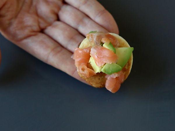 Blini-tarjotin täytteineen, täydellinen monipuolinen aperitiivi juhlakaudelle. - Valmistelu askel 8