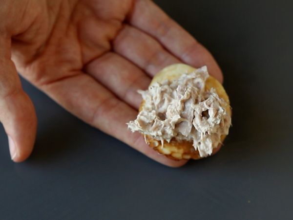 Blini-tarjotin täytteineen, täydellinen monipuolinen aperitiivi juhlakaudelle. - Valmistelu askel 9