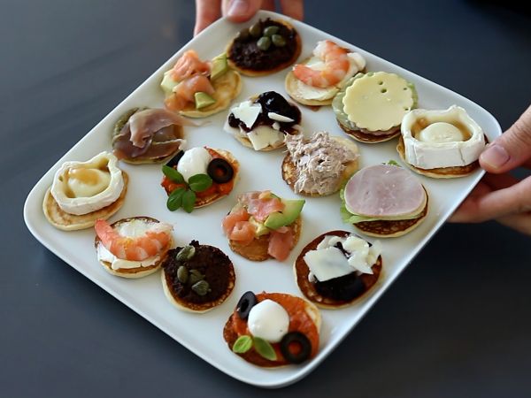 Blini-tarjotin täytteineen, täydellinen monipuolinen aperitiivi juhlakaudelle. - Valmistelu askel 10