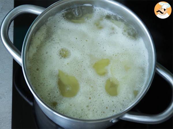 Pienet raclette-maustetut tatin-tortut, yksittäisinä annoksina. - Valmistelu askel 1