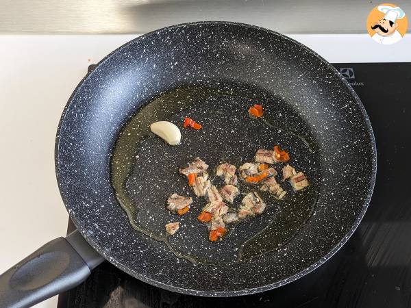 Spagetti alla puttanesca, nopea ja maukas pääruoka. - Valmistelu askel 1