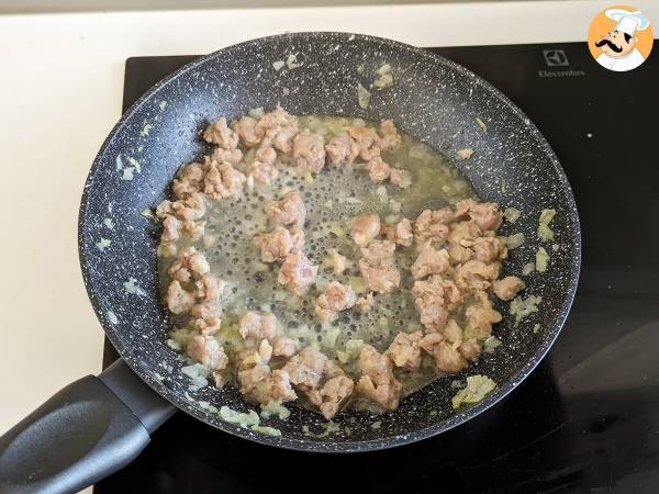 Risotto 'nduja ja makkara, voimakkaan makuinen ensimmäinen ruokalaji. - Valmistelu askel 1