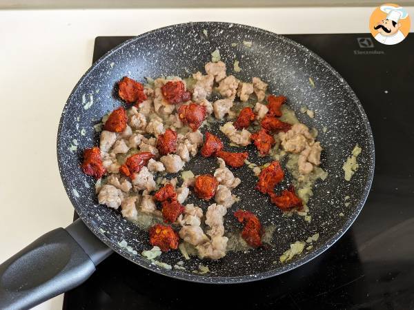 Risotto 'nduja ja makkara, voimakkaan makuinen ensimmäinen ruokalaji. - Valmistelu askel 2