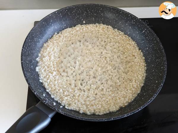 Risotto 'nduja ja makkara, voimakkaan makuinen ensimmäinen ruokalaji. - Valmistelu askel 4