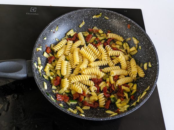 Pasta kesäkurpitsan ja aurinkokuivattujen tomaattien kanssa: nopea ja maukas ensimmäinen ruokalaji! - Valmistelu askel 2