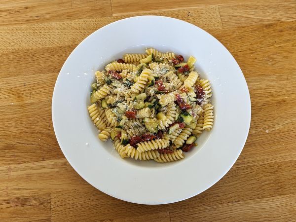 Pasta kesäkurpitsan ja aurinkokuivattujen tomaattien kanssa: nopea ja maukas ensimmäinen ruokalaji! - Valmistelu askel 3