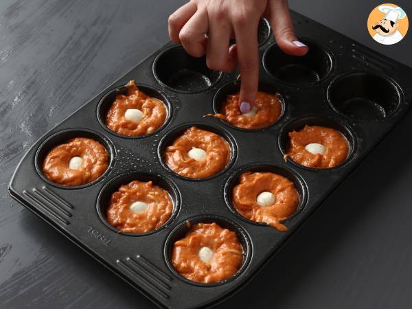 Tomaattimuffinssit sulavan mozzarellan sydämen kanssa - Valmistelu askel 5
