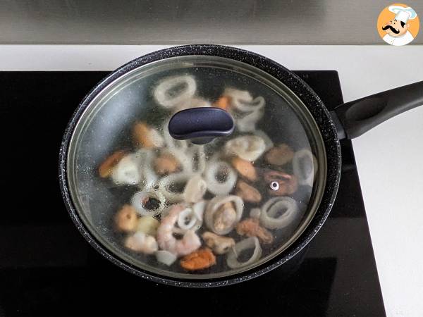 Pasta pakastettujen merenelävien kanssa, maukas ja erittäin nopea ensimmäinen ruokalaji - Valmistelu askel 1