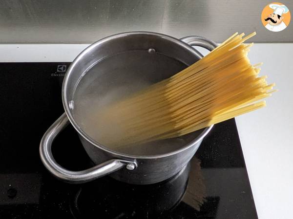 Pasta pakastettujen merenelävien kanssa, maukas ja erittäin nopea ensimmäinen ruokalaji - Valmistelu askel 4