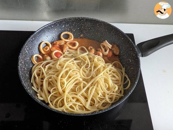 Pasta pakastettujen merenelävien kanssa, maukas ja erittäin nopea ensimmäinen ruokalaji - Valmistelu askel 5