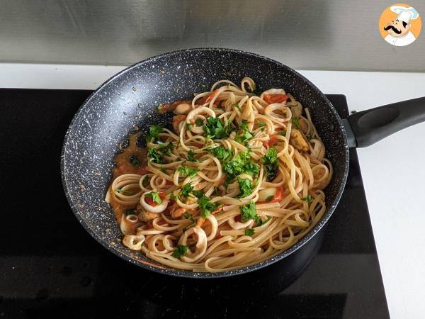 Pasta pakastettujen merenelävien kanssa, maukas ja erittäin nopea ensimmäinen ruokalaji - Valmistelu askel 6