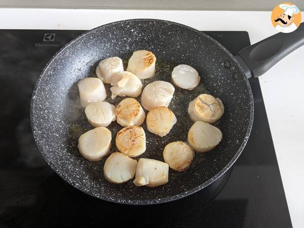 Kampasimpukoilla varustettu pasta, tyylikäs merenelävien ensimmäinen ruokalaji - Valmistelu askel 3