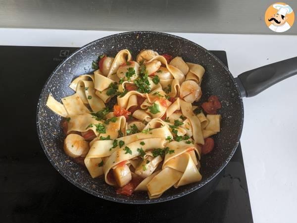Kampasimpukoilla varustettu pasta, tyylikäs merenelävien ensimmäinen ruokalaji - Valmistelu askel 6