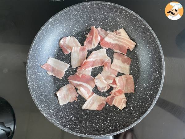 Riisi punaisilla pavuilla ja pekonilla: tyypillinen kuubalainen ruokalaji. - Valmistelu askel 1