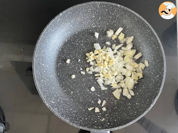 Riisi punaisilla pavuilla ja pekonilla: tyypillinen kuubalainen ruokalaji. - Valmistelu askel 2