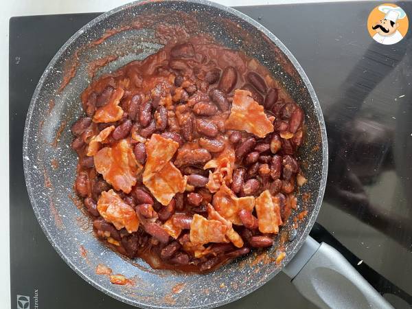 Riisi punaisilla pavuilla ja pekonilla: tyypillinen kuubalainen ruokalaji. - Valmistelu askel 4