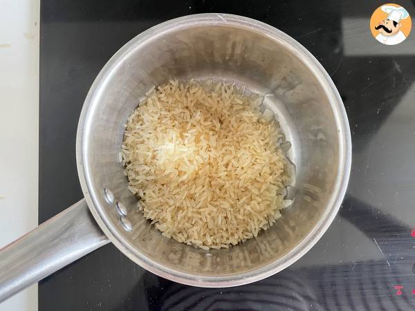 Riisi punaisilla pavuilla ja pekonilla: tyypillinen kuubalainen ruokalaji. - Valmistelu askel 5