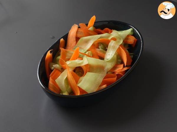Vihannes-tagliatelle-salaatti maapähkinäkastikkeella - Valmistelu askel 4