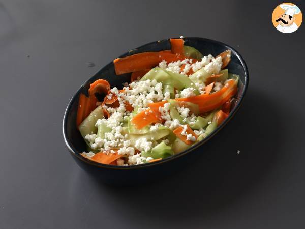 Vihannes-tagliatelle-salaatti maapähkinäkastikkeella - Valmistelu askel 6