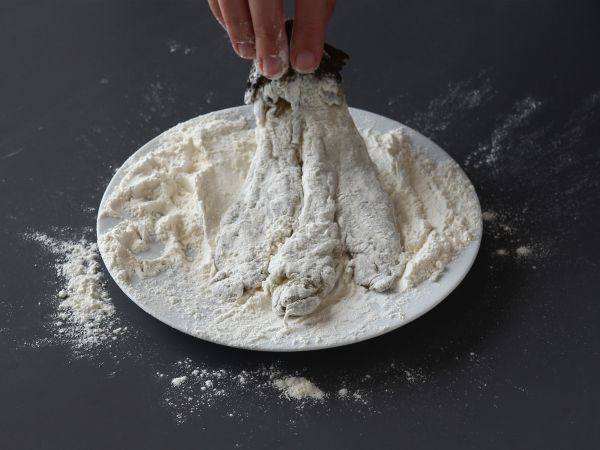 Panko-korppujauhoilla paneroitu munakoiso japanilaisittain katsu-curryllä, mutta kasvissyöjä. - Valmistelu askel 5