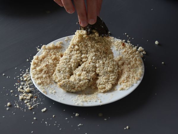 Panko-korppujauhoilla paneroitu munakoiso japanilaisittain katsu-curryllä, mutta kasvissyöjä. - Valmistelu askel 7