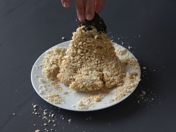 Panko-korppujauhoilla paneroitu munakoiso japanilaisittain katsu-curryllä, mutta kasvissyöjä. - Valmistelu askel 8