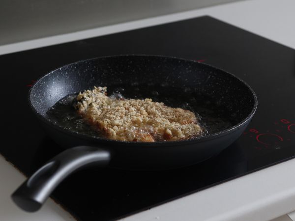 Panko-korppujauhoilla paneroitu munakoiso japanilaisittain katsu-curryllä, mutta kasvissyöjä. - Valmistelu askel 9