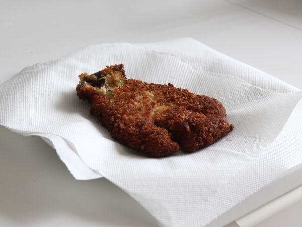 Panko-korppujauhoilla paneroitu munakoiso japanilaisittain katsu-curryllä, mutta kasvissyöjä. - Valmistelu askel 11