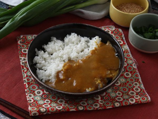 Panko-korppujauhoilla paneroitu munakoiso japanilaisittain katsu-curryllä, mutta kasvissyöjä. - Valmistelu askel 16