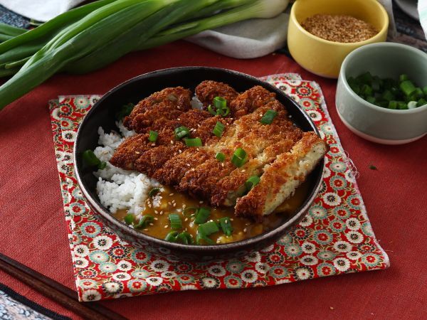 Panko-korppujauhoilla paneroitu munakoiso japanilaisittain katsu-curryllä, mutta kasvissyöjä. - Valmistelu askel 17