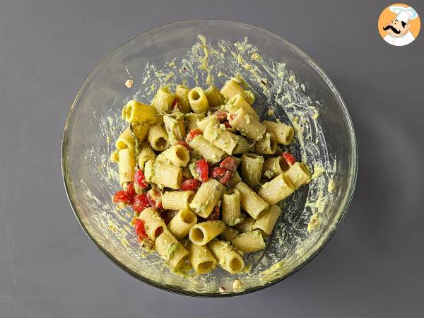 Kylmää pastaa avokadokermalla, manteleilla ja kirsikkatomaateilla: kasvisruokaa ja erittäin maukasta! - Valmistelu askel 6