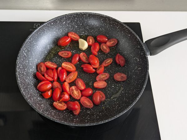 Kermaista pastaa burratan ja kirsikkatomaattien kanssa - Valmistelu askel 1