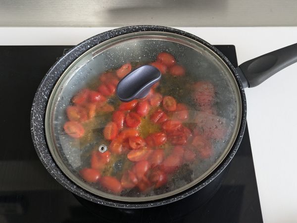 Kermaista pastaa burratan ja kirsikkatomaattien kanssa - Valmistelu askel 2