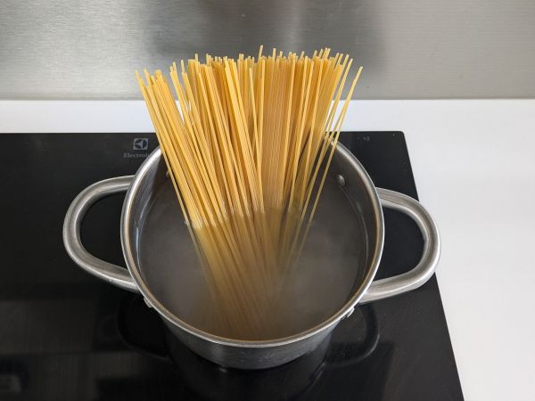 Kermaista pastaa burratan ja kirsikkatomaattien kanssa - Valmistelu askel 3