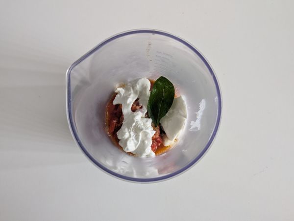 Kermaista pastaa burratan ja kirsikkatomaattien kanssa - Valmistelu askel 4