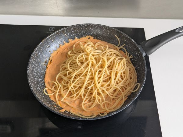 Kermaista pastaa burratan ja kirsikkatomaattien kanssa - Valmistelu askel 6