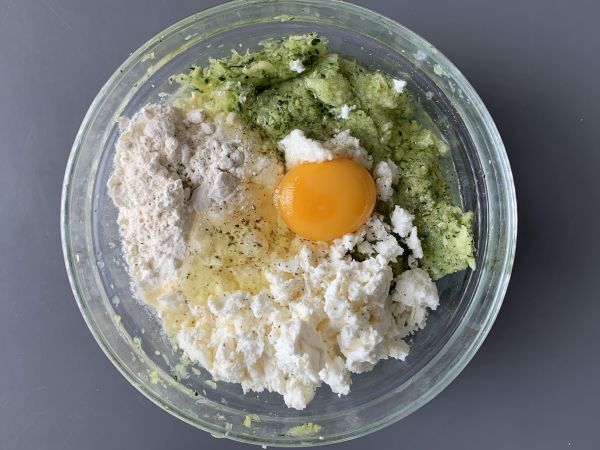 Air Fryer-kesäkurpitsapihvit jogurtti- ja fetakastikkeella - Valmistelu askel 2
