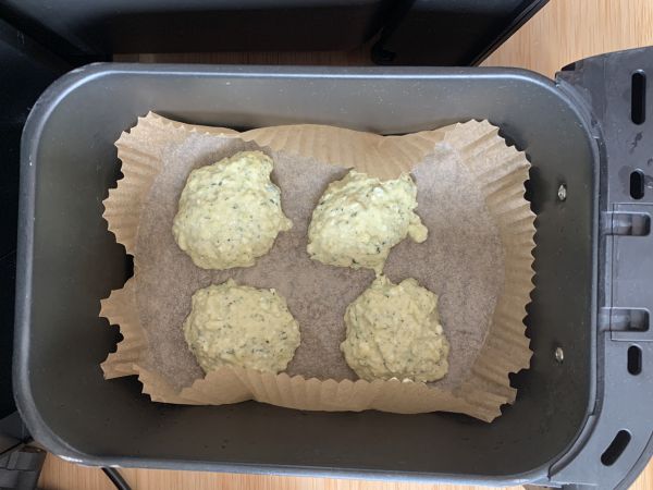 Air Fryer-kesäkurpitsapihvit jogurtti- ja fetakastikkeella - Valmistelu askel 4