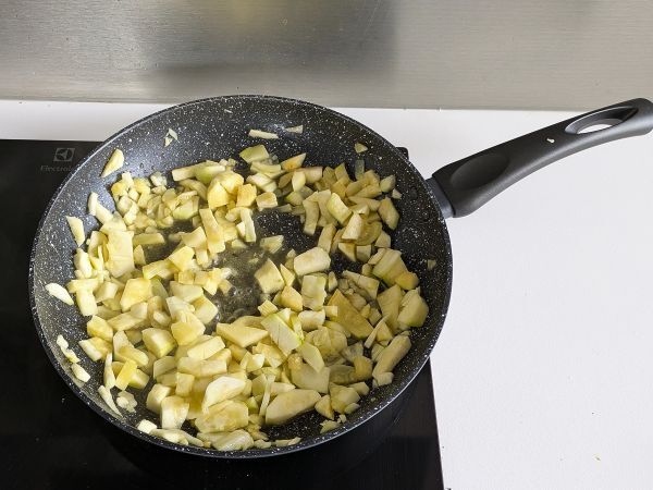Kermaista pastaa kesäkurpitsan ja kreikkalaisen jogurtin kera - Valmistelu askel 2