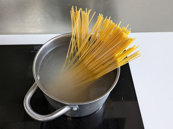 Kermaista pastaa kesäkurpitsan ja kreikkalaisen jogurtin kera - Valmistelu askel 3
