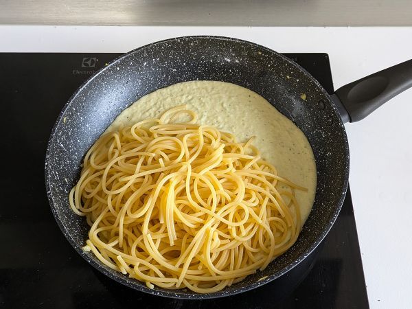 Kermaista pastaa kesäkurpitsan ja kreikkalaisen jogurtin kera - Valmistelu askel 6
