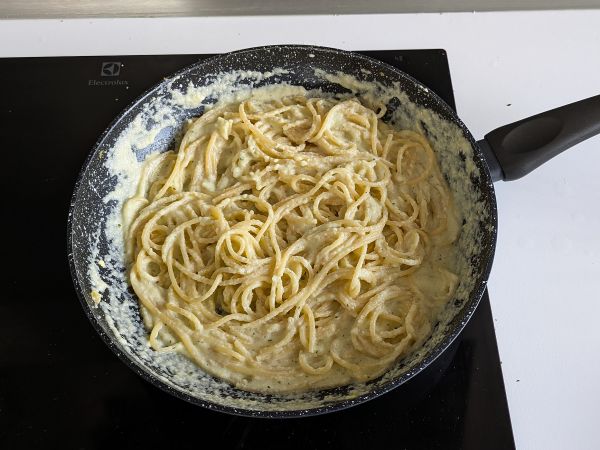 Kermaista pastaa kesäkurpitsan ja kreikkalaisen jogurtin kera - Valmistelu askel 7