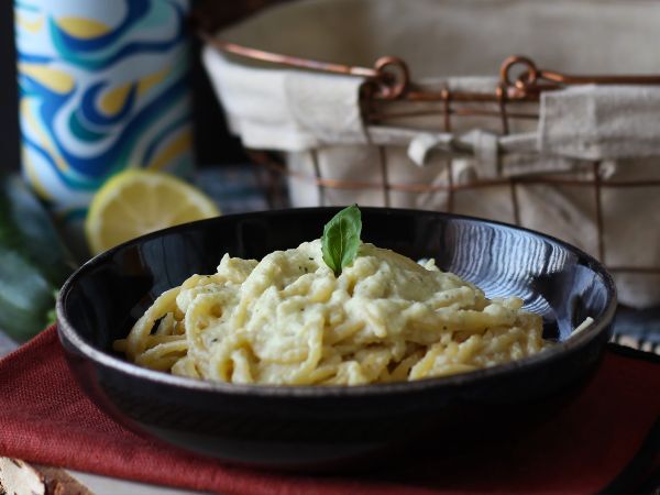 Kermaista pastaa kesäkurpitsan ja kreikkalaisen jogurtin kera - Valmistelu askel 8