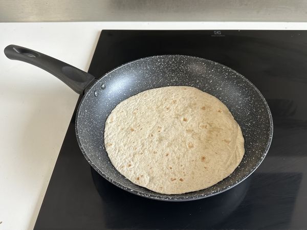Välimerellinen wrap täytetty hummuksella, rucolalla, paprikoilla ja fetalla. - Valmistelu askel 1