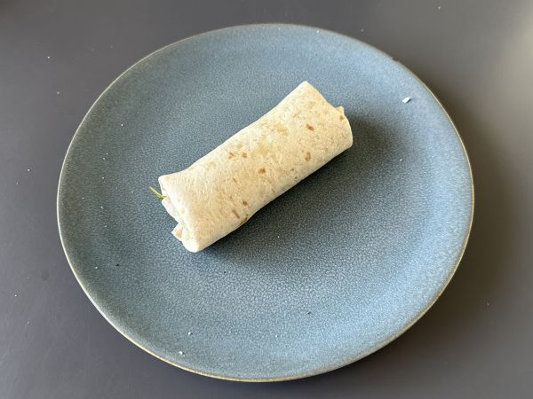 Välimerellinen wrap täytetty hummuksella, rucolalla, paprikoilla ja fetalla. - Valmistelu askel 4
